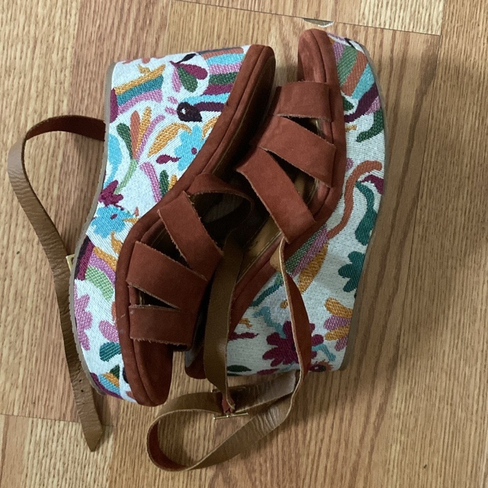 KAANAS EUC lace up suede wedges with tapestry multicolored heel size 8